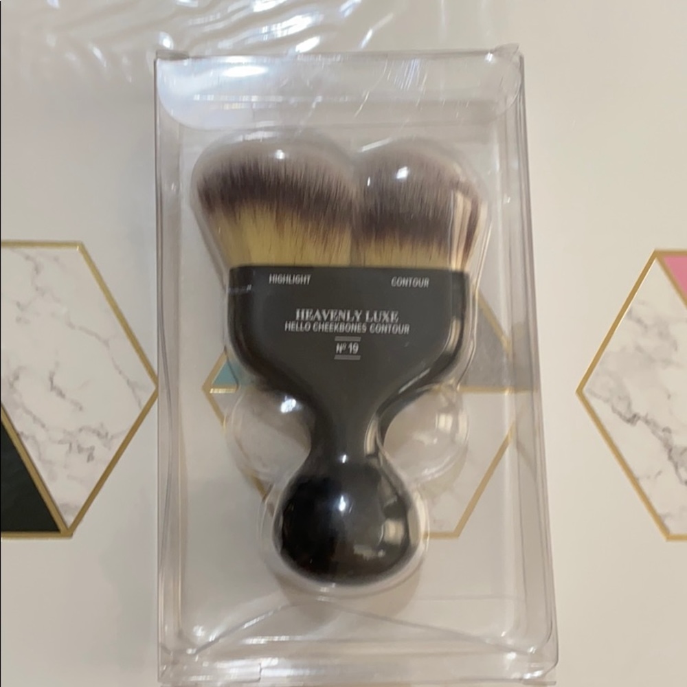 Highlight/ contour brush from IT cosmetics